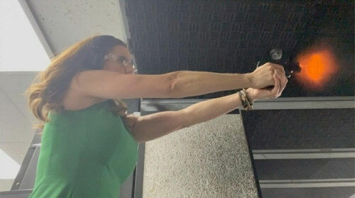 "매일 등뒤가 서늘"…총 소지하고 사격연습하는 미 여성의원